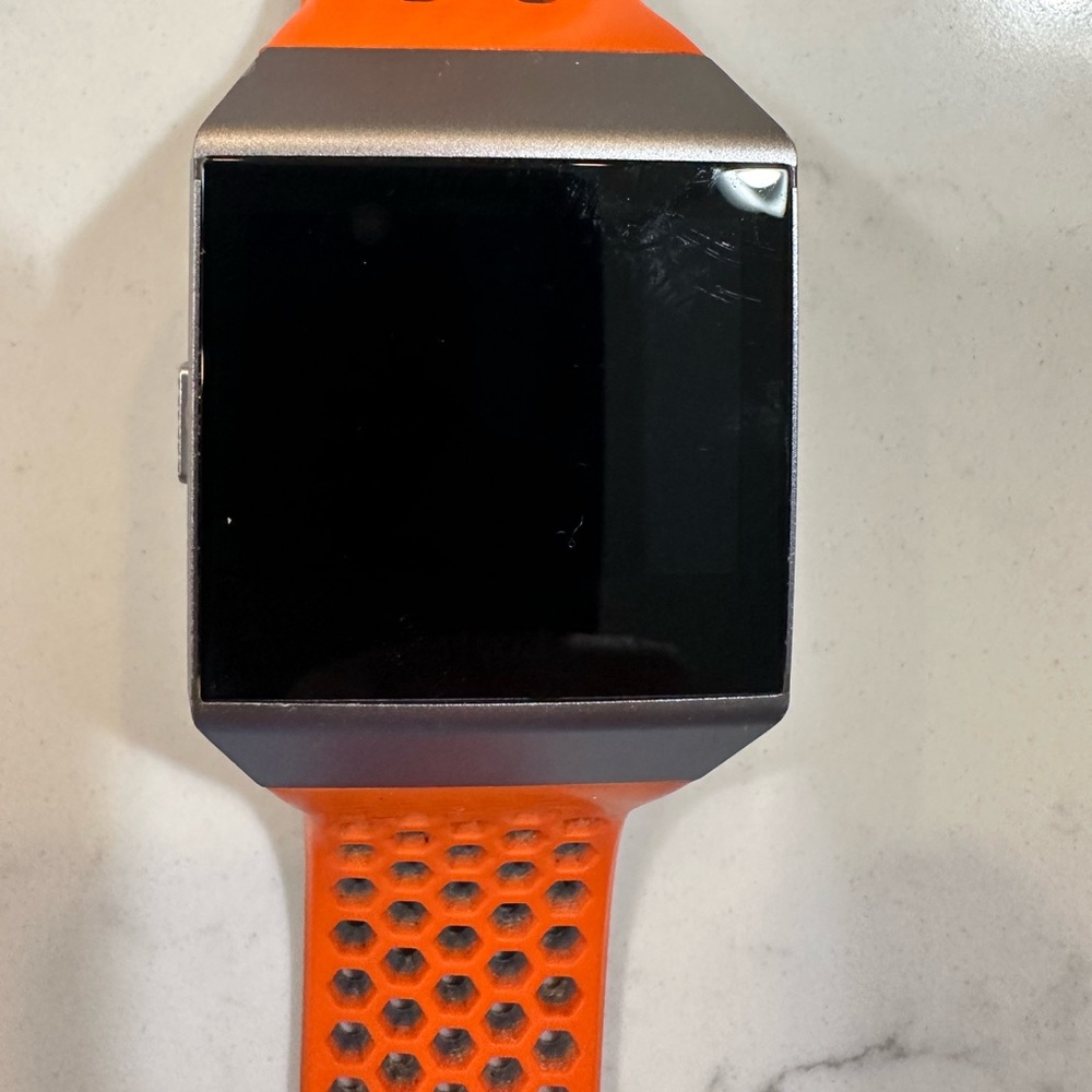 Fitbit ionic in perfect condition, with original bands new.
